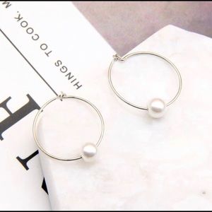 Small Hoop Earring with Pearl - Silver or Gold